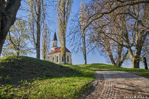 Gemeinde Kraiburg Landkreis Mühldorf Schlossberg mit St.-Georgs-Kirchlein (Dirschl Johann) Deutschland MÜ